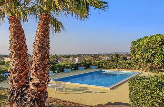 This spacious Sicilian-style vacation home with private pool is located in the middle of a 20,000 m²