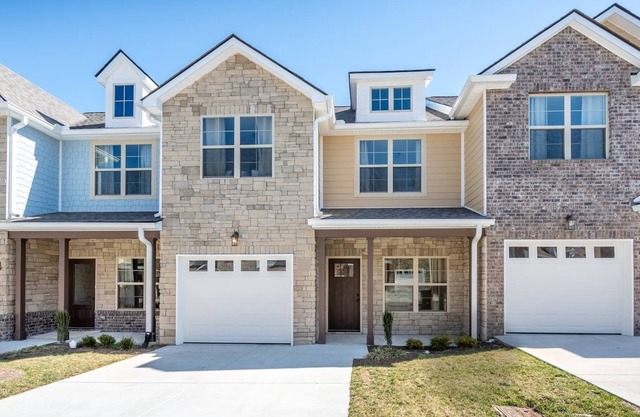 This townhouse is a 3 bedroom(s), 2.5 bathrooms, located in Nashville, TN.