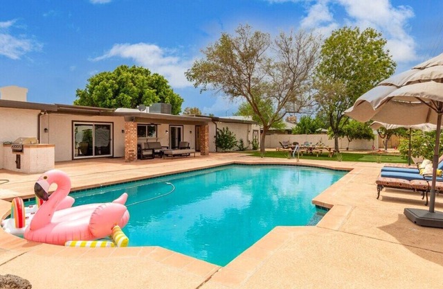 This villa is a 4 bedroom(s), 2 bathrooms, located in Mesa, AZ.