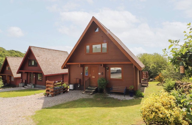 THISTLE DUBH ("DOO"), pet friendly, with a garden in Sandyhills