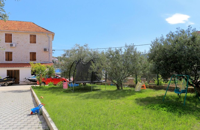 Three bedroom apartment with terrace and sea view Seget Vranjica, Trogir (A-17989-a)