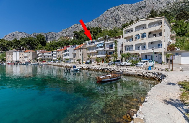 Three bedroom apartment near beach Drašnice, Makarska (A-2722-a)