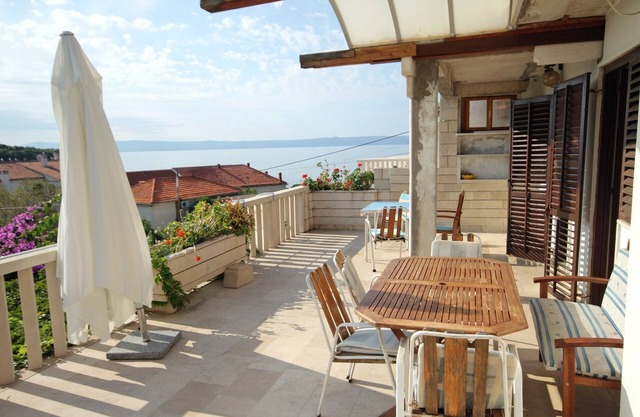 Three bedroom apartment with terrace and sea view Sumartin, Brač (A-5615-a)