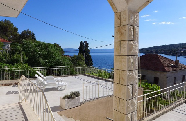 Three bedroom apartment near beach Sumartin, Brač (A-5771-a)