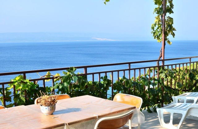 Three bedroom apartment near beach Pisak, Omiš (A-658-a)