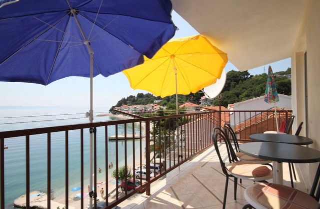 Three bedroom apartment near beach Podgora, Makarska (A-6670-a)