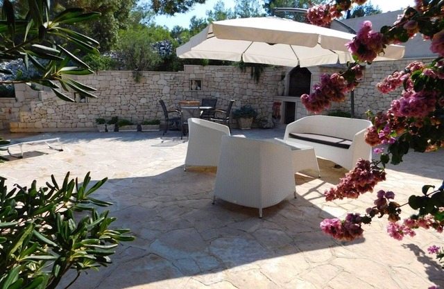 Three bedroom apartment with air-conditioning Povlja, Brač (A-21089-c)