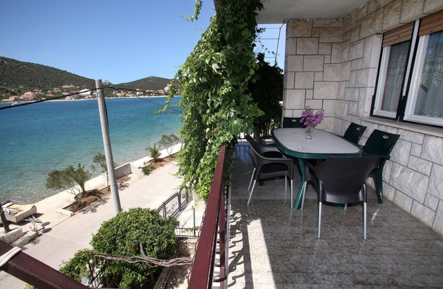 Three bedroom apartment near beach Vinišće, Trogir (A-4892-b)