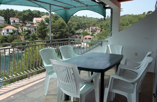 Three bedroom apartment near beach Basina, Hvar (A-4599-a)