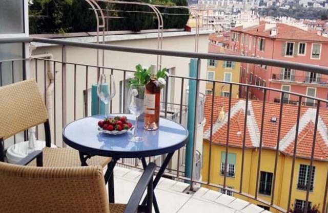 Three bedroom apartment with 2 bathrooms. On the 7th floor. Terrace!