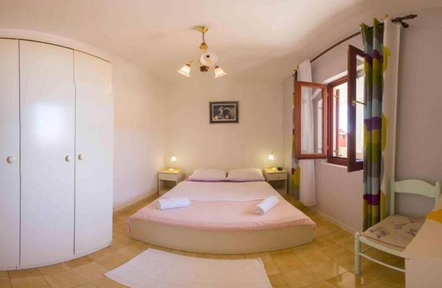 Three bedroom apartment with terrace and sea view Milna, Vis (A-8896-b)