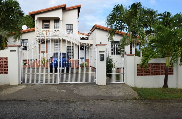 Three Bedroom Bungalow with Swimming Pool, 3/4 Acre of Land, Sleeps 7