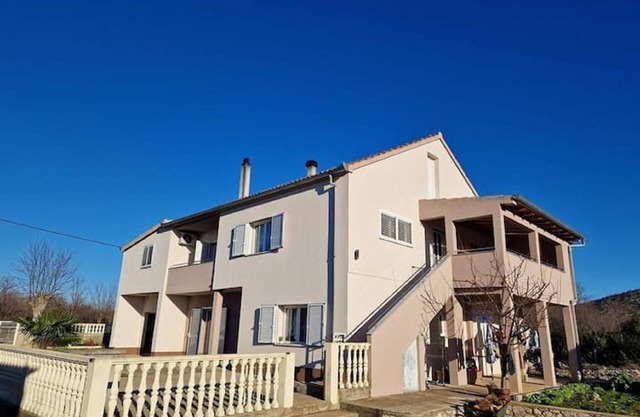 Three Bedroom with Balcony Sweet Apartment Iva & Luca