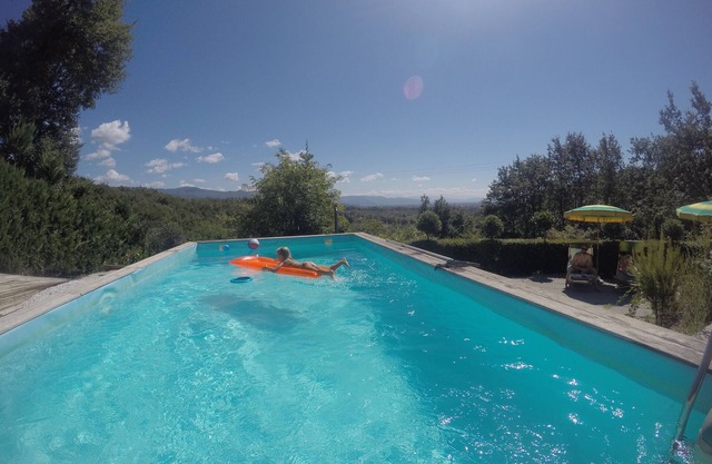 Three cottages with pool in a quiet location with panoramic views amidst olives