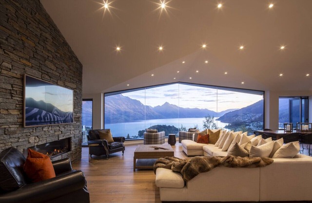 Ti Tihi - Overlooking Queenstown and Lake Wakatipu