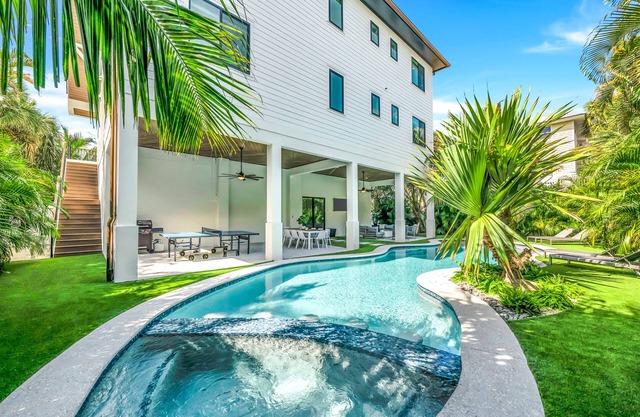 Tide of Your Life! Luxury Home with Pool, Spa, Rooftop Deck and Walk to Beach