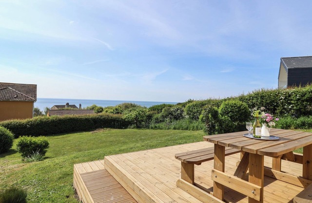 TILLICUM, family friendly, country holiday cottage in Charmouth