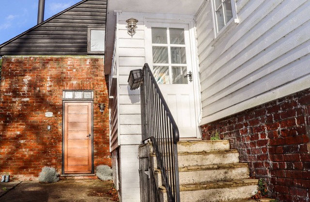 TILLINGHAM VIEW, pet friendly, character holiday cottage in Broad Oak