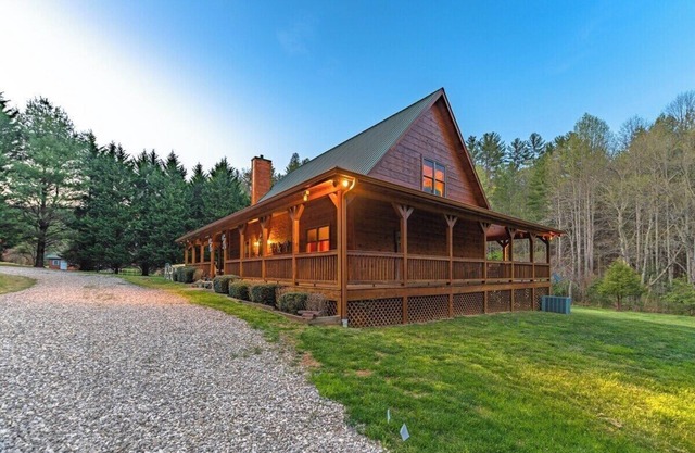 *Timber & Tin* Family Retreat~Creek~Arcade~Hot Tub