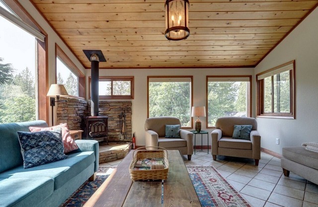 Timberline Treehouse Chalet w/Hot Tub!
