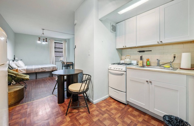 Times Square Bliss: Chic NYC Studio!