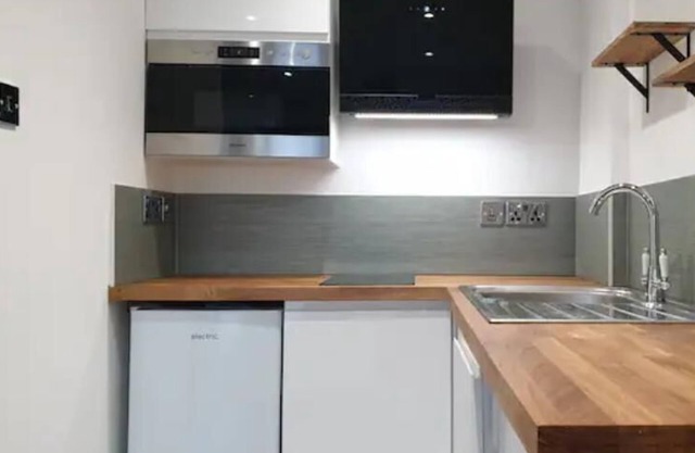 Tiny home whole flat beach cabin, 15 mins away from Brighton Pier!