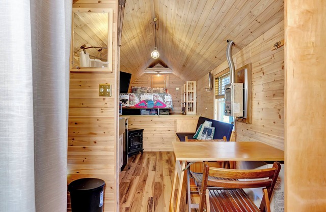 Tiny House, fire place, fire pit, Stratton; 5 min. 3 min WALK to Pikes Falls!