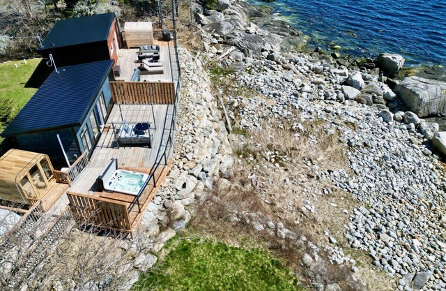 Tiny Oceanfront Retreat - Hot and Sauna