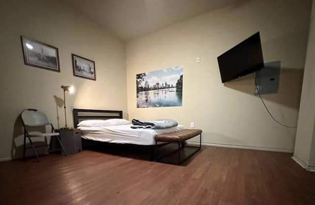 TNC 104 Luckey · ATX Lovely Studio Apartment, GREAT location!