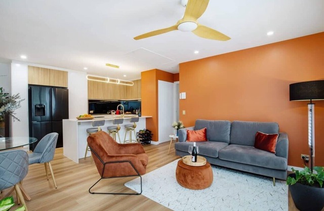 Top Floor in Burleigh: Pool Parking Walk To Beach