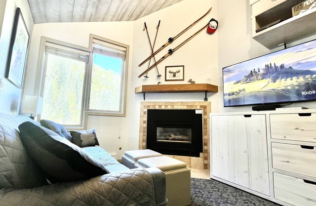 Top floor unit on The Corridor! Beautiful alpine views! 5 min. walk to WP Base!