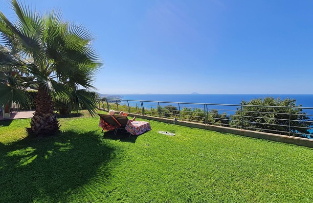 Top location - tranquillity - pool - garden & sea view