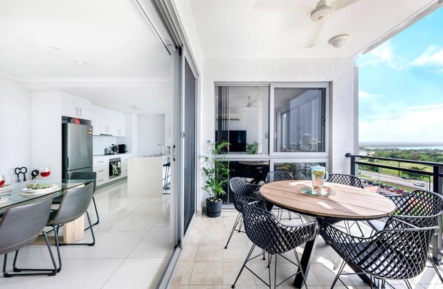 'Top of Town' Resort-style Stay in Heart of Darwin