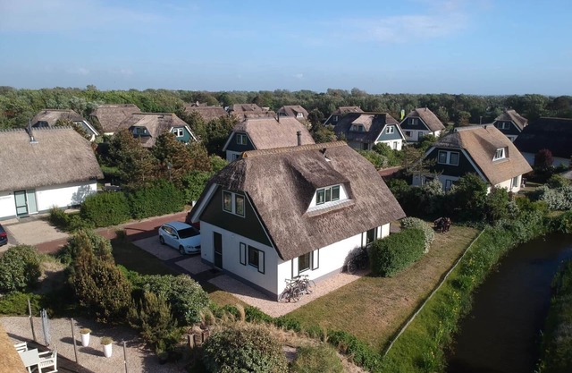 Top vacation villa 120 sqm, close to the beach, 2 bathrooms, WLAN, fireplace, bed linen included