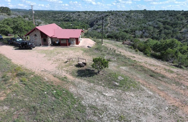 Total country 3-bedroom house in awesome Mason with WiFi, AC