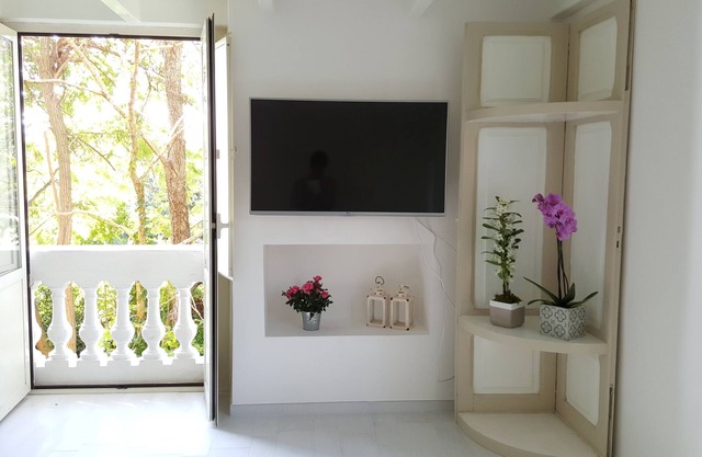 Totally Sweet White House in Naples