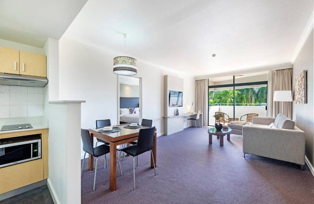 'Towering Palms' Resort-style Apartment with a Separate Studio