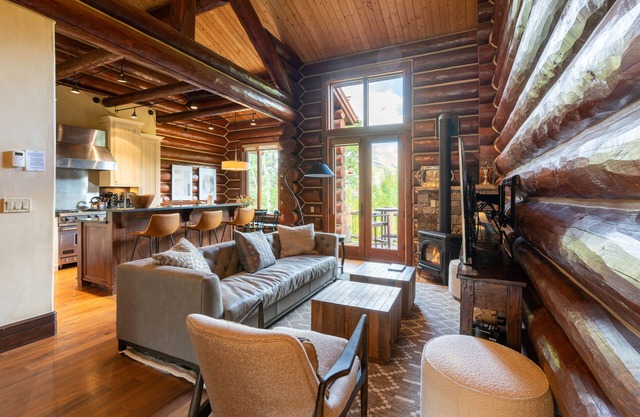 Townhome on the Creek 135 by AvantStay | Ski In/Ski Out Home w/Hot Tub