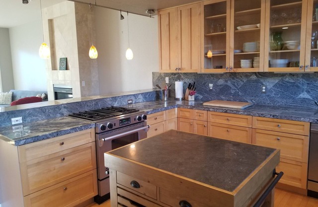 Townhouse near coffee shops/dining w/1 gig wifi