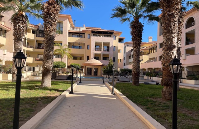 Townhouse with pool 5 minute walk to beach