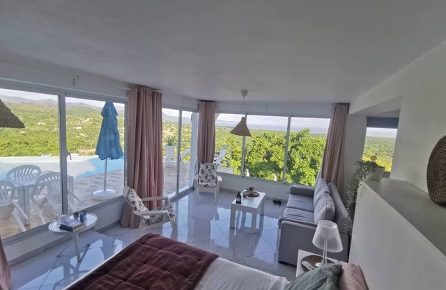 Très beau studio cosy, piscine, vue mer et montagne