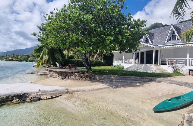 Très Belle Villa Bord de mer Avec Plage Privée