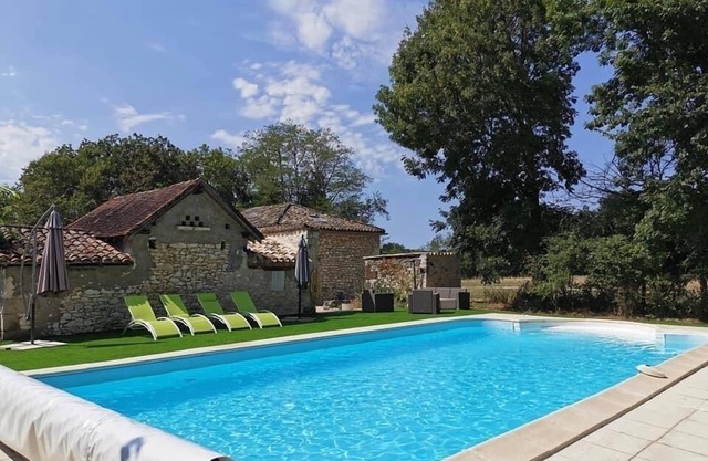 Traditional 2 Bedroom Stone Cottage, Wifi & Pool in SW France