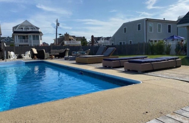 Traditional 5B/2Bath Beach House/ extra large lot across from beach/ heated pool