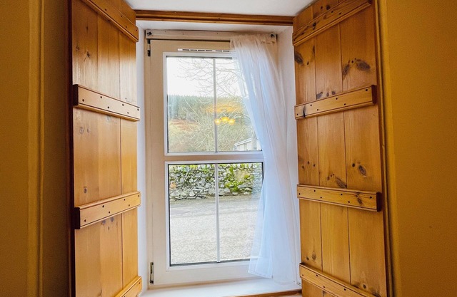 Traditional Highland Cottage Near Loch Ness-sleeps 6