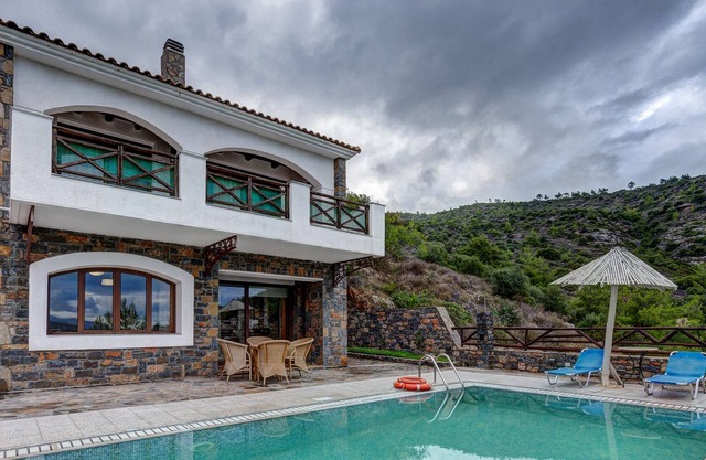 Traditional Holiday Villa with Private Pool in Agios Nikolaos