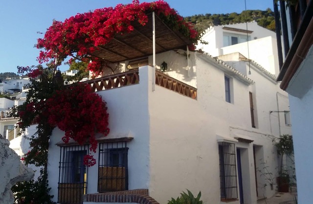 Traditional house in the historical part, community pool, sea view/mountain