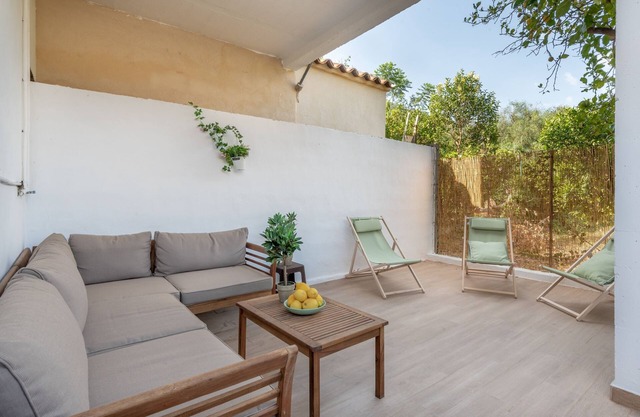 Traditional townhouse, beautifully modernised with Balcony, Terrace, Air Conditioning & Wi-Fi