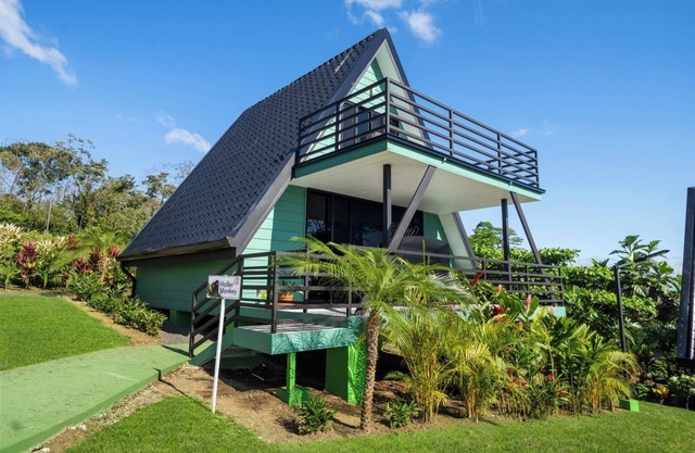 Tranquil 2BR jungle bungalow – Sleeps 6, outdoor dining, near volcano