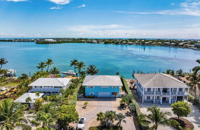Tranquil 4-bedroom Pool Home, Open-Water Views w/Dock in Duck Key